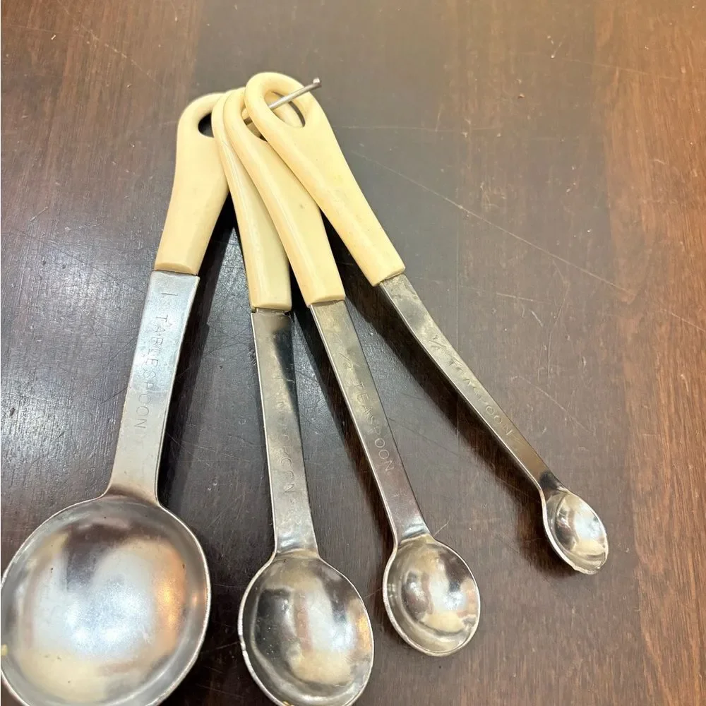 Plastic-Handle Measuring Spoon Set in Cream